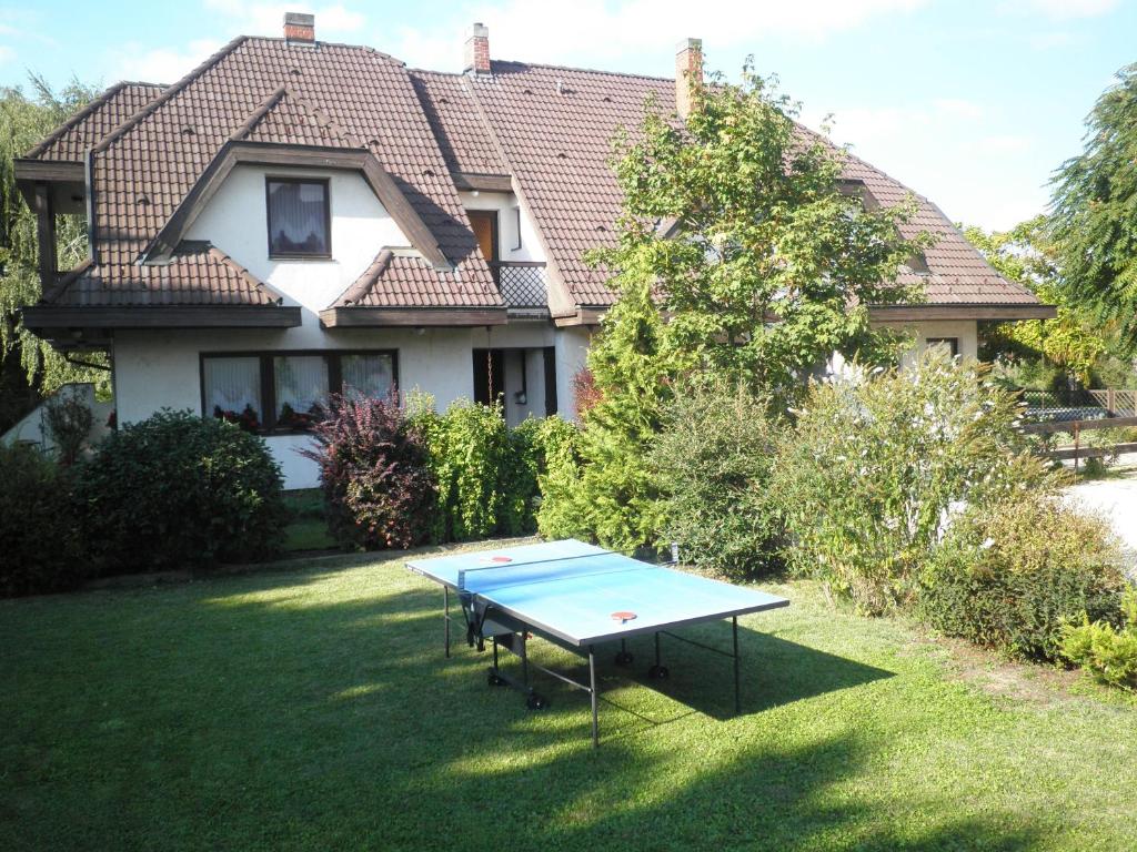 una mesa de ping pong en el patio de una casa en Gründner Vendégház, en Siófok