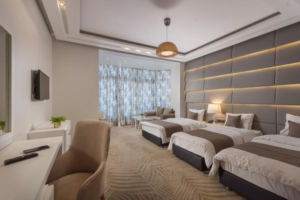 Postel nebo postele na pokoji v ubytování Miramar Boutique Hotel