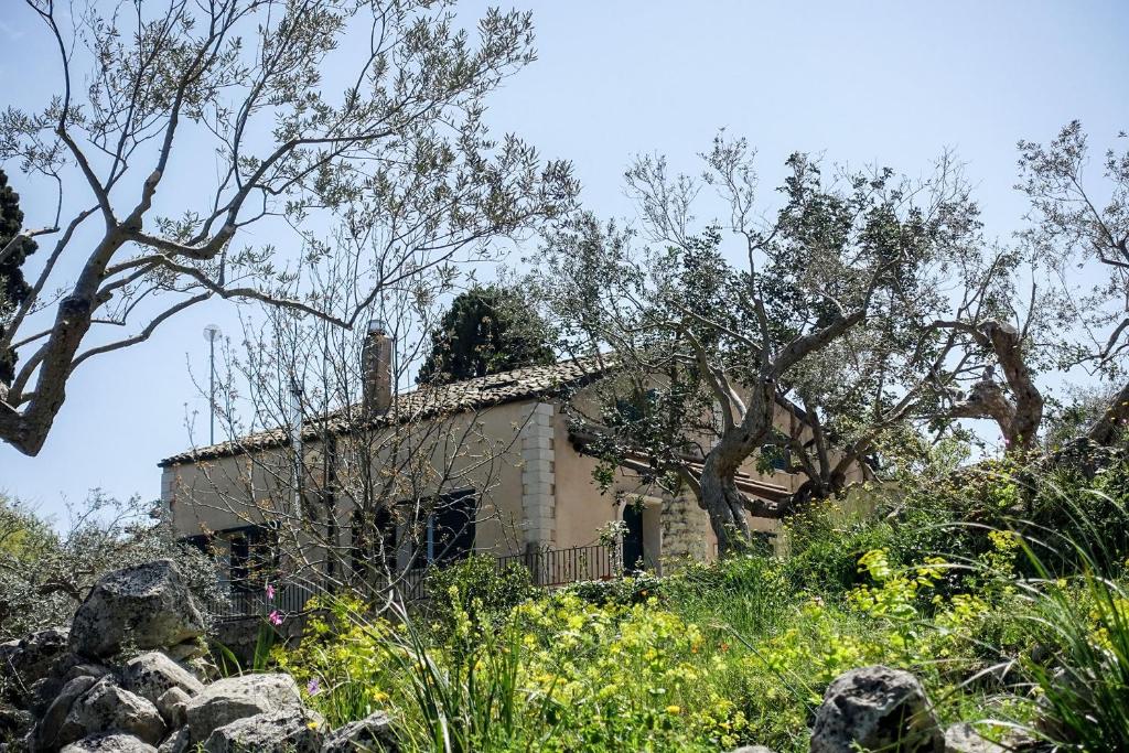 ein altes Haus an der Seite eines Hügels in der Unterkunft Villa Ananda homestay & yoga retreat in Palazzolo Acreide
