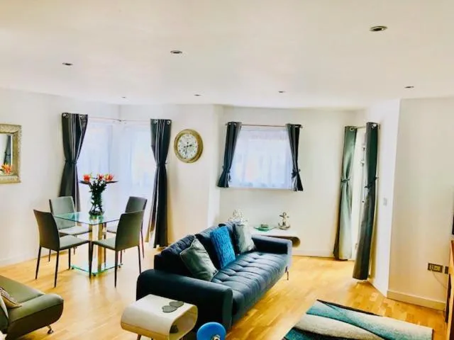 Luxury Apartment with sea views, 2 min walk to both Porth and Whipisderry beaches, Cubert, United Kingdom