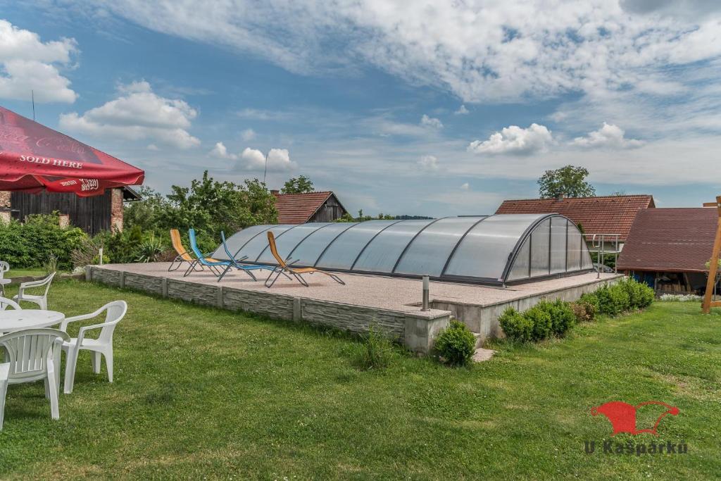 een gebouw met een glazen dak in een tuin bij Penzion U Kašpárků in Žehrov
