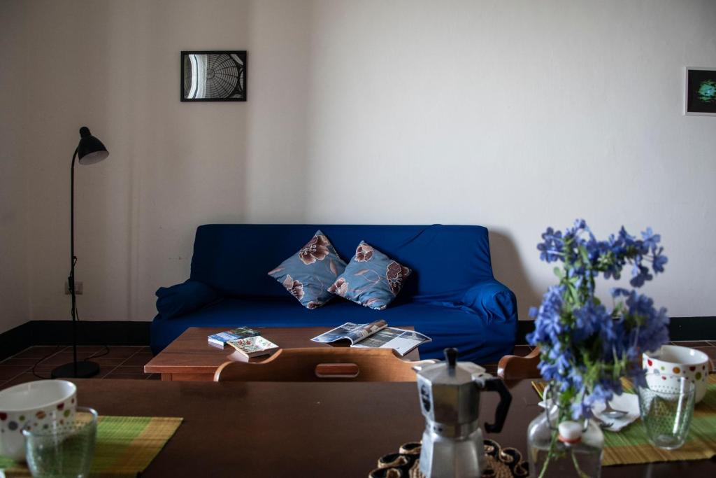 ピショッタにあるLa Titina Casa Vacanzaのリビングルーム(青いソファ、テーブル付)