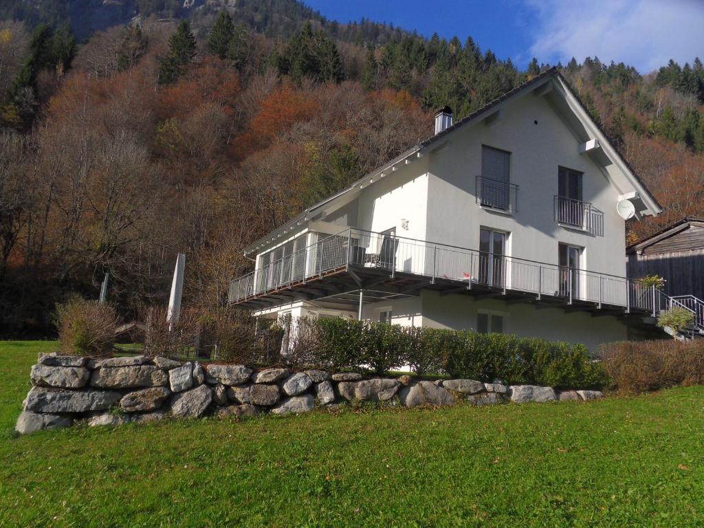 Casa bianca con balcone su una collina di DAS Max a Dalaas