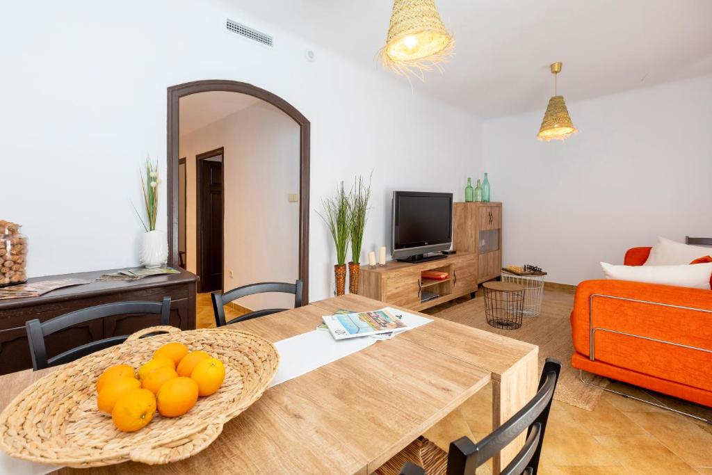 Televízia a/alebo spoločenská miestnosť v ubytovaní 8 to 10 Sleeps Private Pool Villa & BBQ Near Barcelona