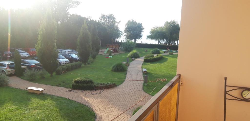 Vonkajšia záhrada v ubytovaní KR Apartman Siófok