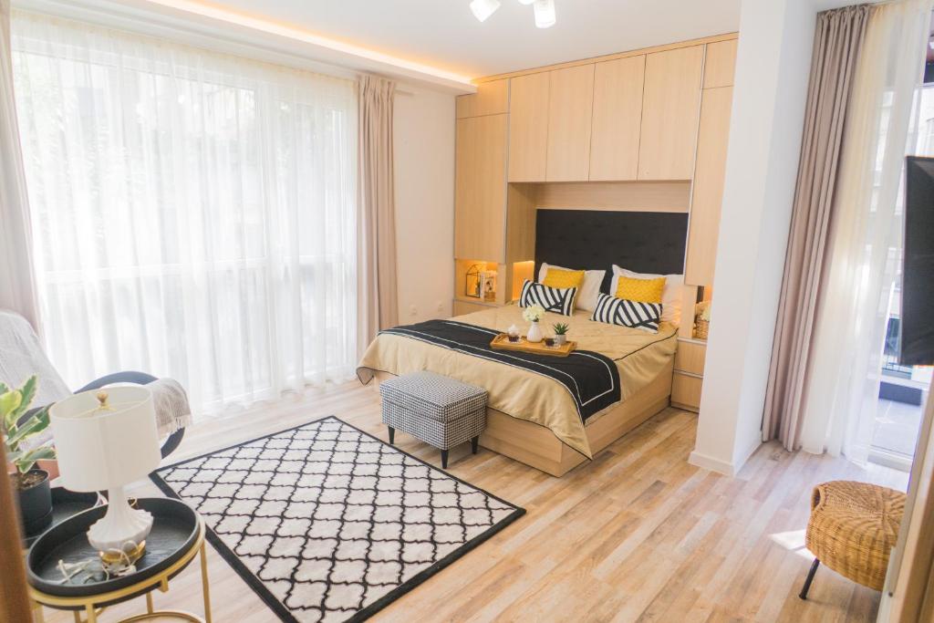 een slaapkamer met een bed en een groot raam bij Sevastopol apartments Varna in Varna