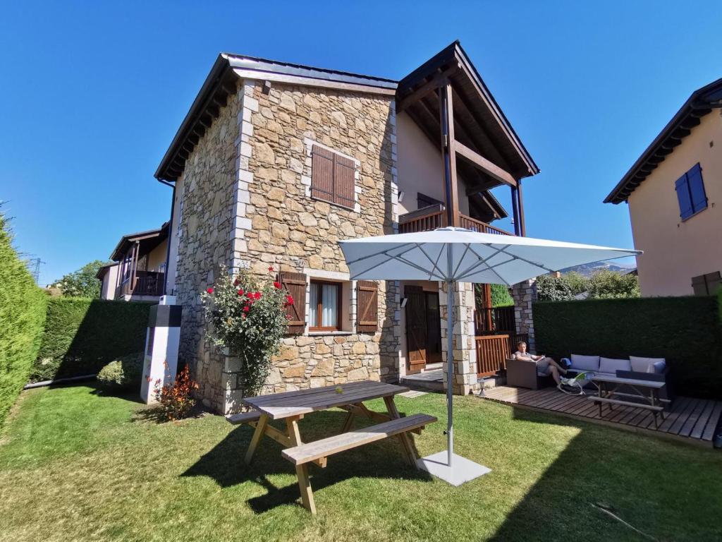 une table et un parasol devant une maison dans l'établissement Escapada romántica al 