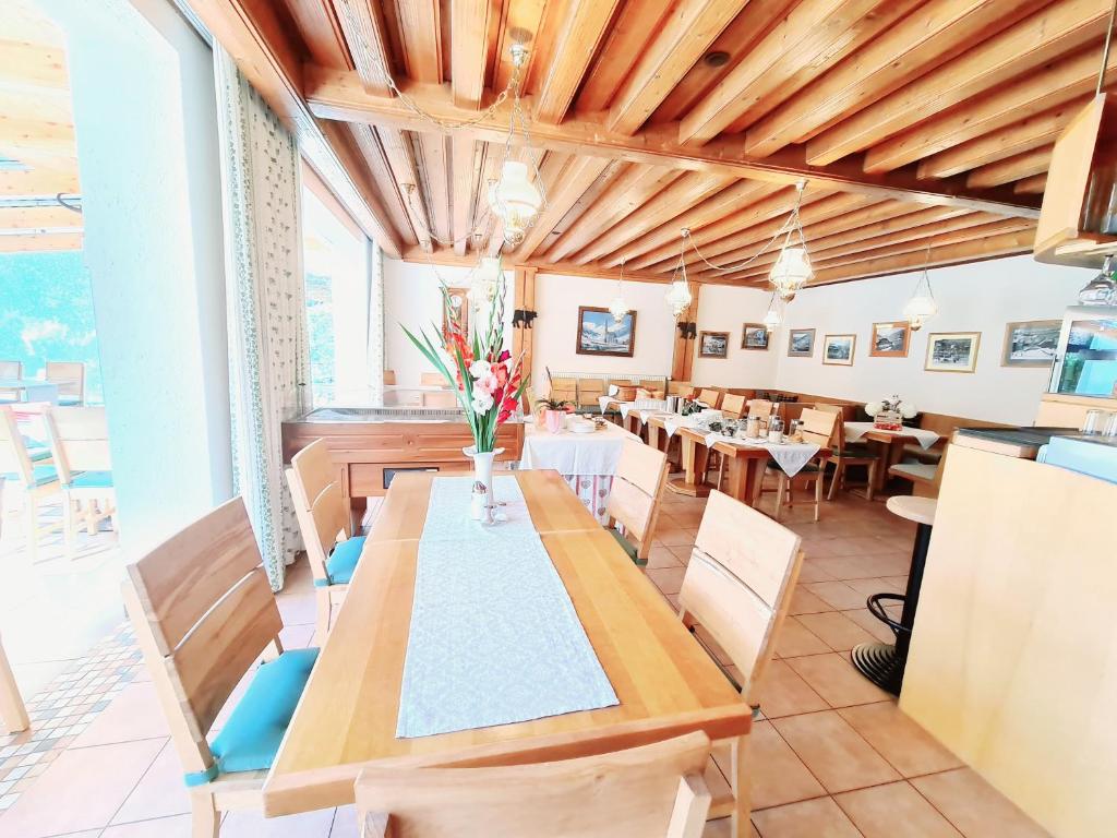 Reštaurácia alebo iné gastronomické zariadenie v ubytovaní Alpenlandhof
