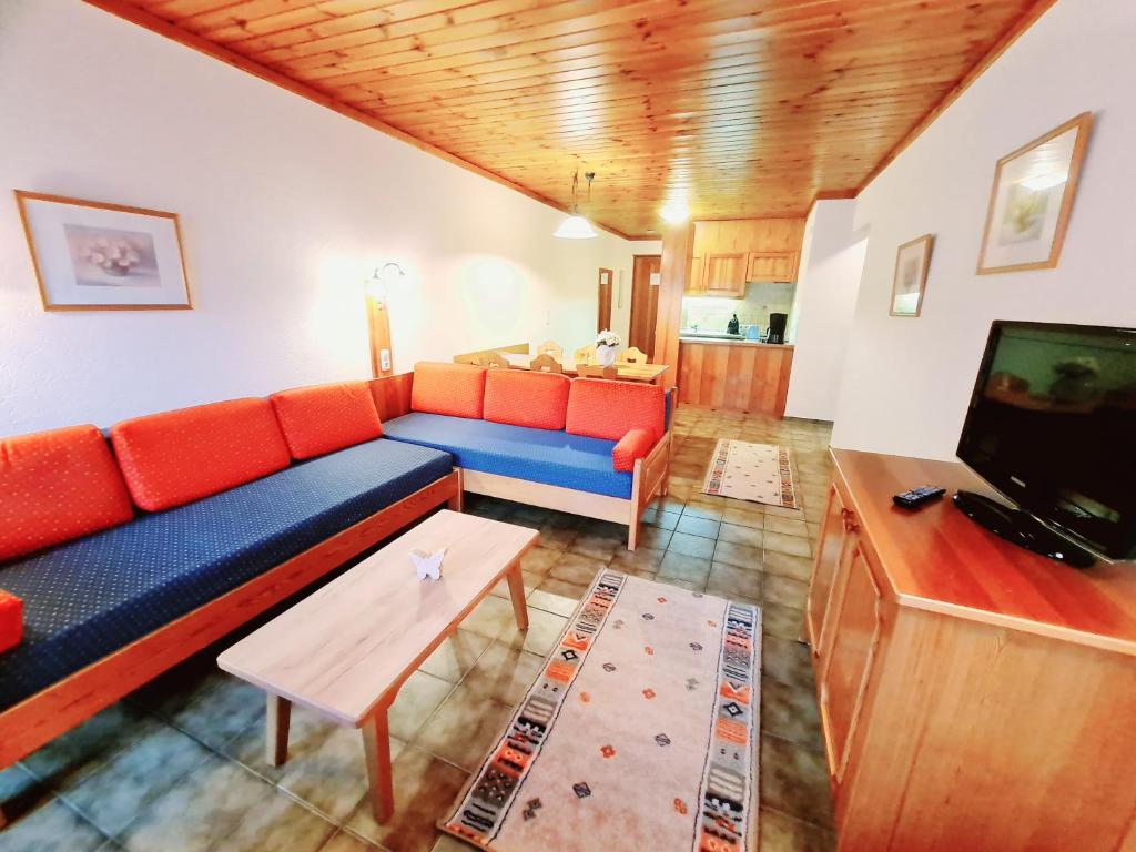 Televízia a/alebo spoločenská miestnosť v ubytovaní Alpenlandhof