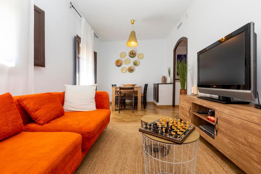 Televízia a/alebo spoločenská miestnosť v ubytovaní 8 to 10 Sleeps Private Pool Villa & BBQ Near Barcelona