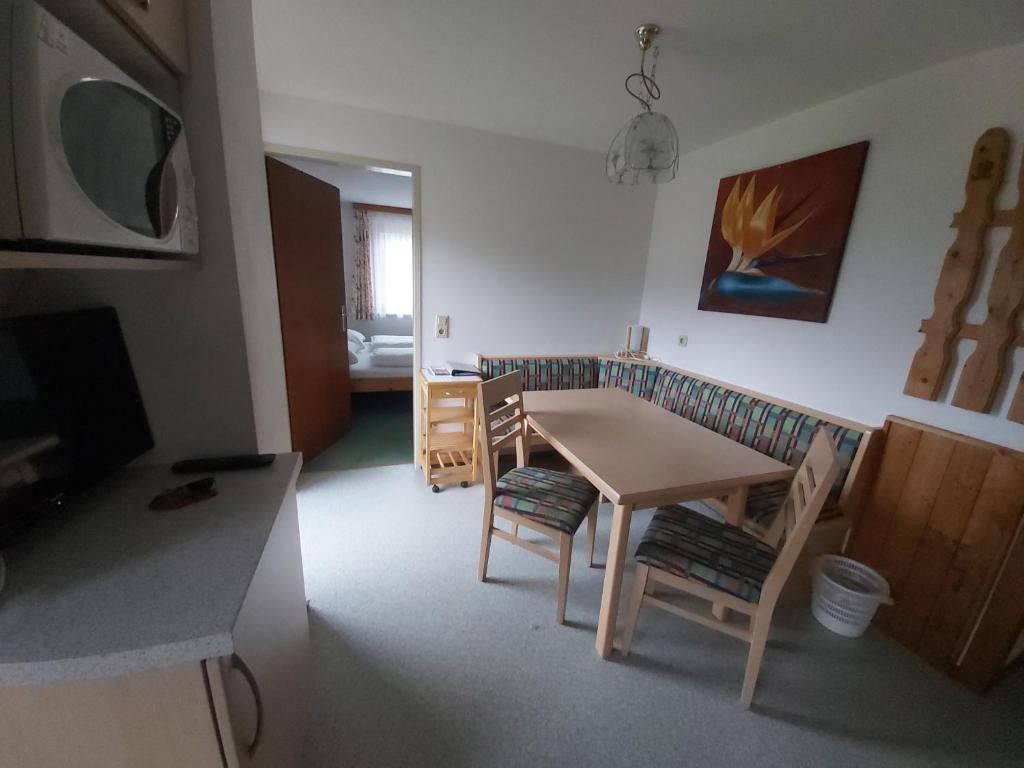 Televízia a/alebo spoločenská miestnosť v ubytovaní Ferienhaus Fallenegger