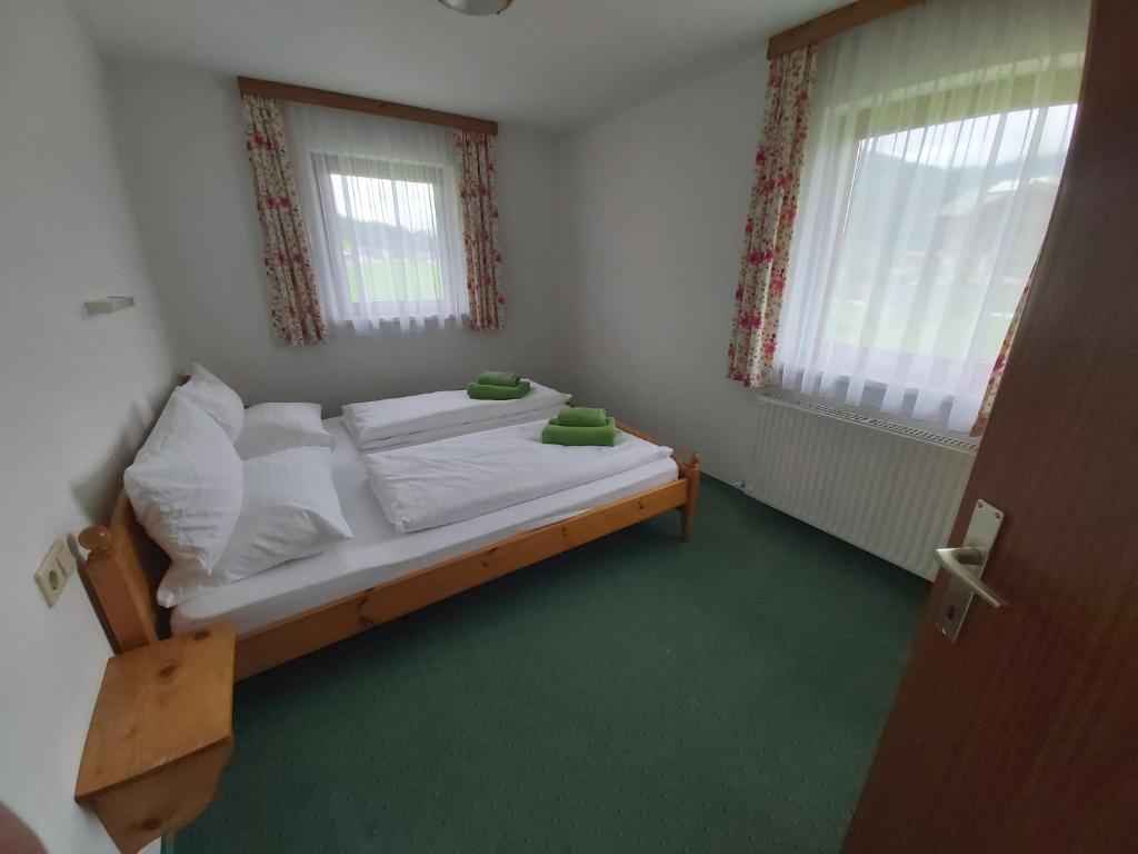 Posteľ alebo postele v izbe v ubytovaní Ferienhaus Fallenegger