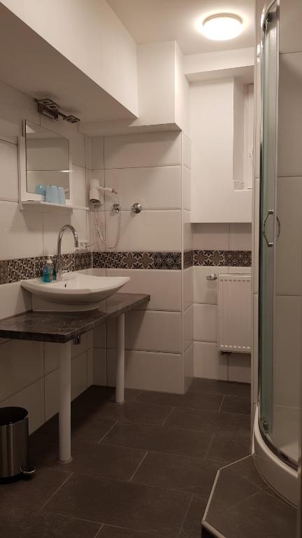 Koupelna v ubytování Hotel-Pension Adler Untertürkheim