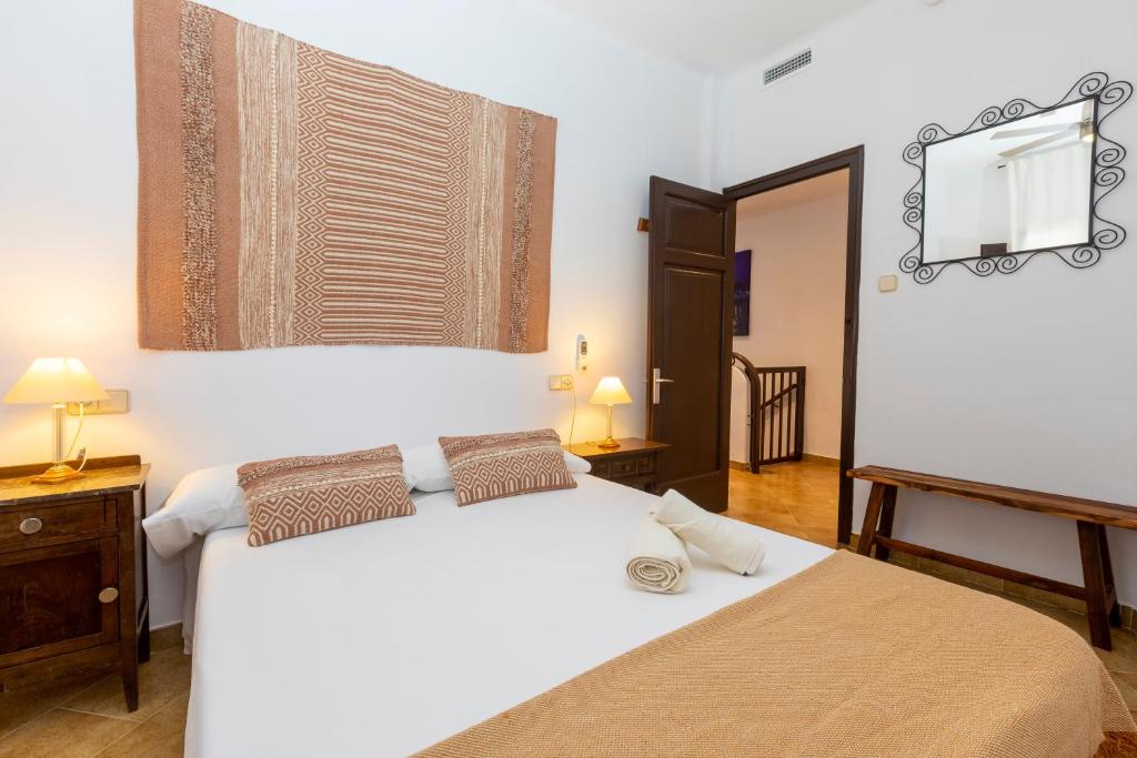 Posteľ alebo postele v izbe v ubytovaní 8 to 10 Sleeps Private Pool Villa & BBQ Near Barcelona