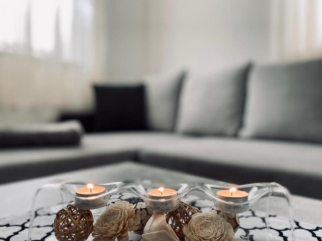 een tafel met kaarsen op een salontafel bij Luxuriöses und modernes Apartment zum Wohlfühlen in Zirl