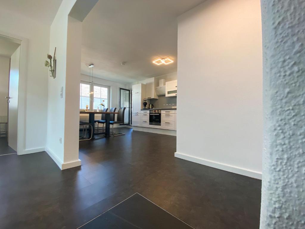 cocina y sala de estar con suelo de madera oscura en Ferienwohnung Wohlfühlen, en Schmallenberg