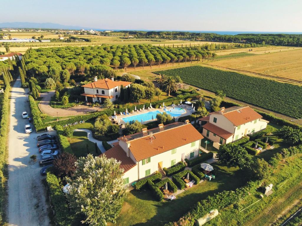 una vista aérea de una casa con piscina y viñedo en Agriturismo Campallegro, en Cecina