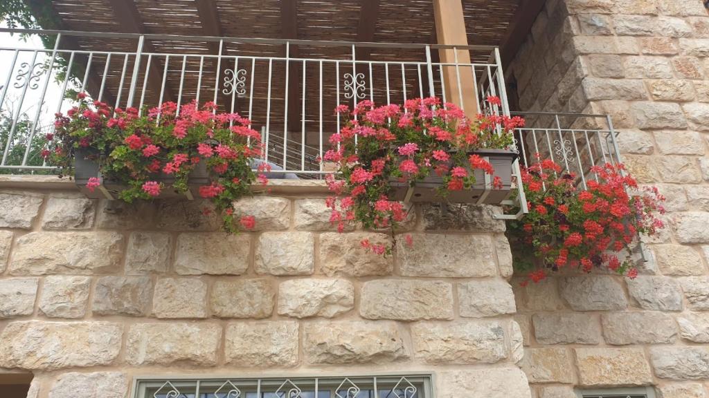 Balkón nebo terasa v ubytování הבית של סתיו