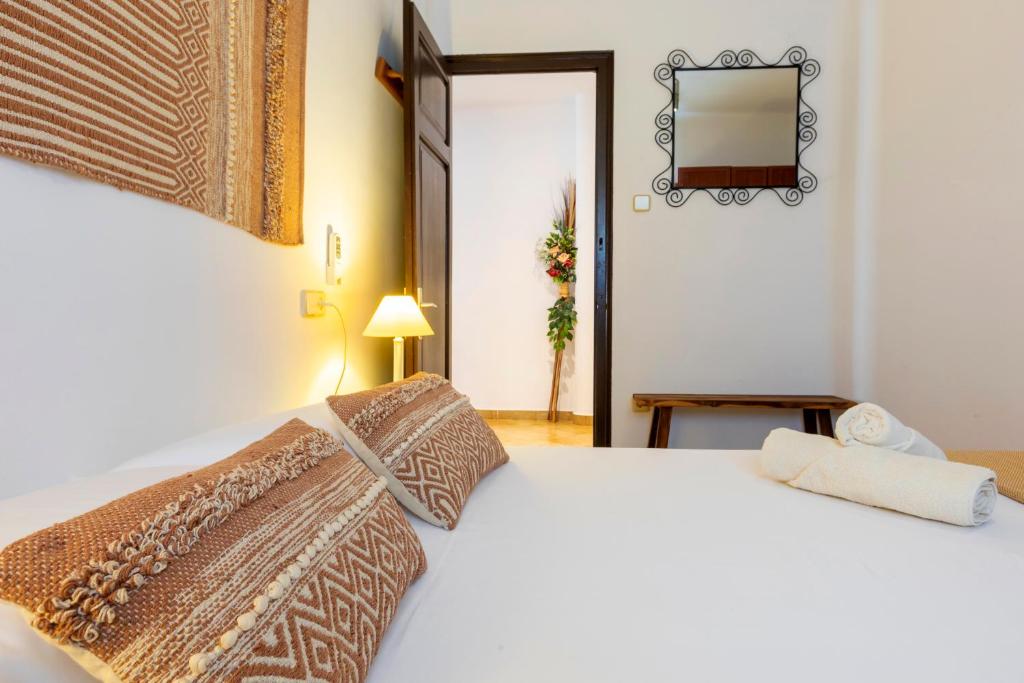 Posteľ alebo postele v izbe v ubytovaní 8 to 10 Sleeps Private Pool Villa & BBQ Near Barcelona