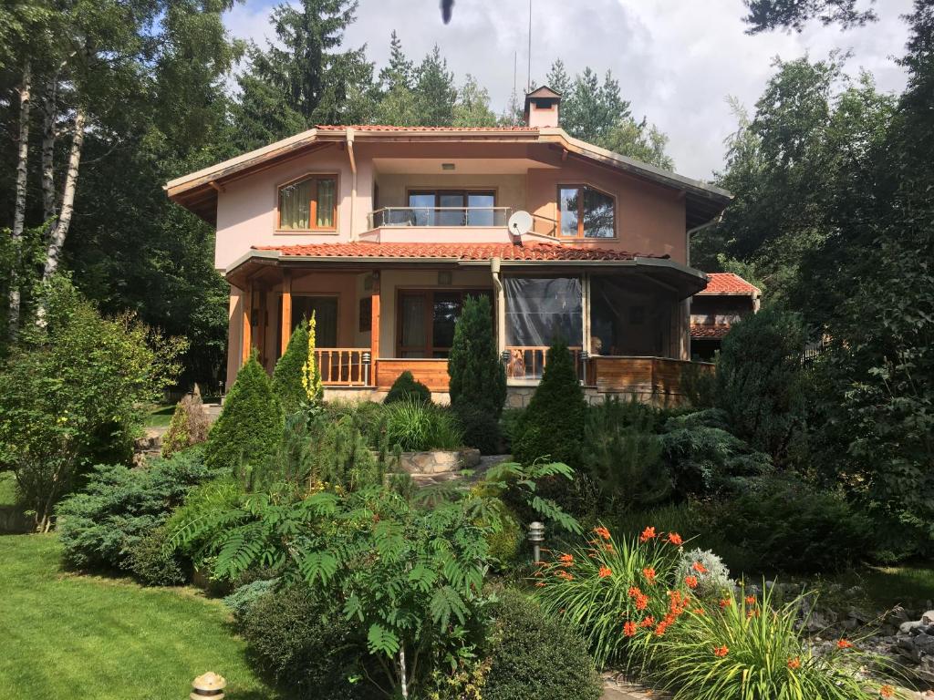 a house with a garden in front of it at Luxury Villa Borina in Zheleznitsa