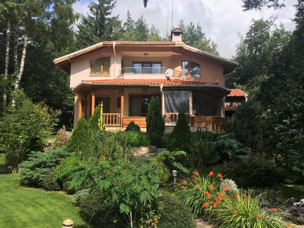 een huis met een tuin ervoor bij Luxury Villa Borina in Zheleznitsa