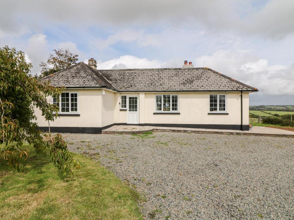 a white house with a gravel driveway at Summercourt in Launceston