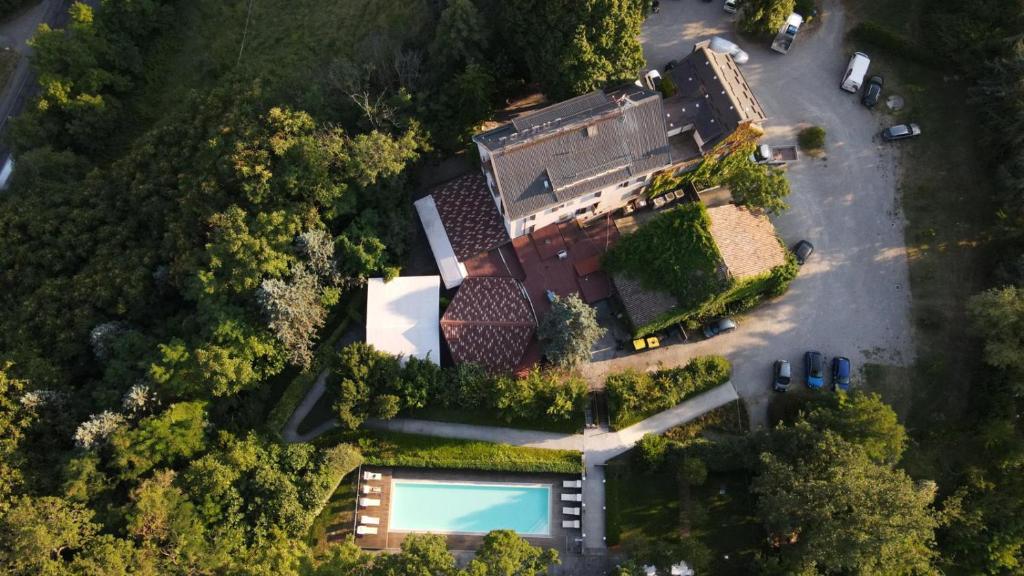 an overhead view of a building with a pool at Country Hotel Le Querce in Salsomaggiore Terme