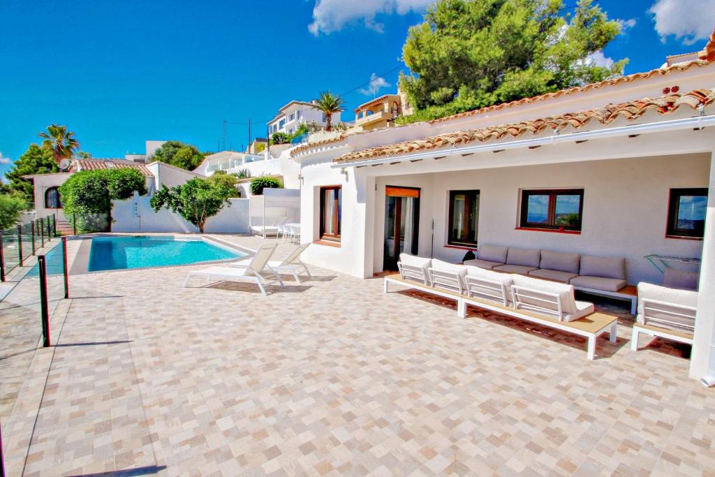Bazén v ubytovaní Suerte - sea view villa with private pool in Moraira alebo v jeho blízkosti