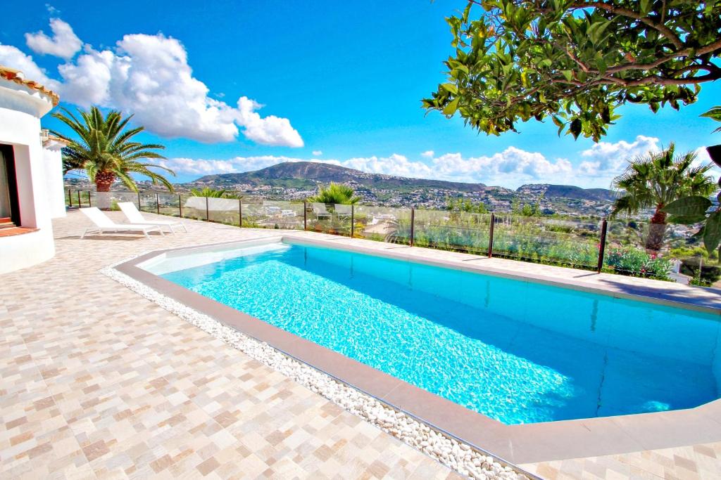 Bazén v ubytovaní Suerte - sea view villa with private pool in Moraira alebo v jeho blízkosti
