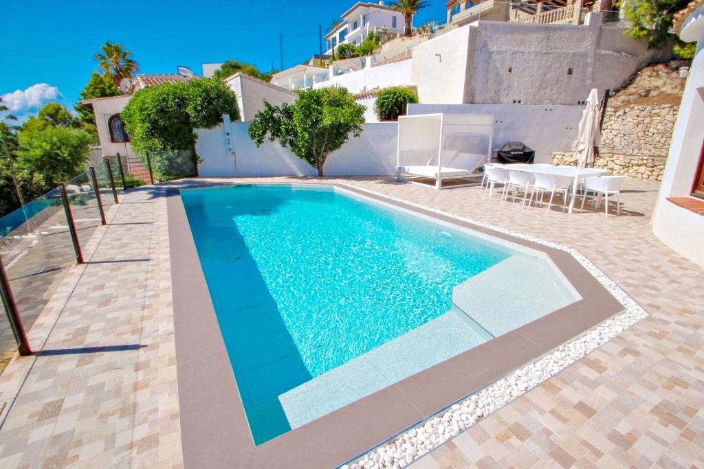 Bazén v ubytovaní Suerte - sea view villa with private pool in Moraira alebo v jeho blízkosti