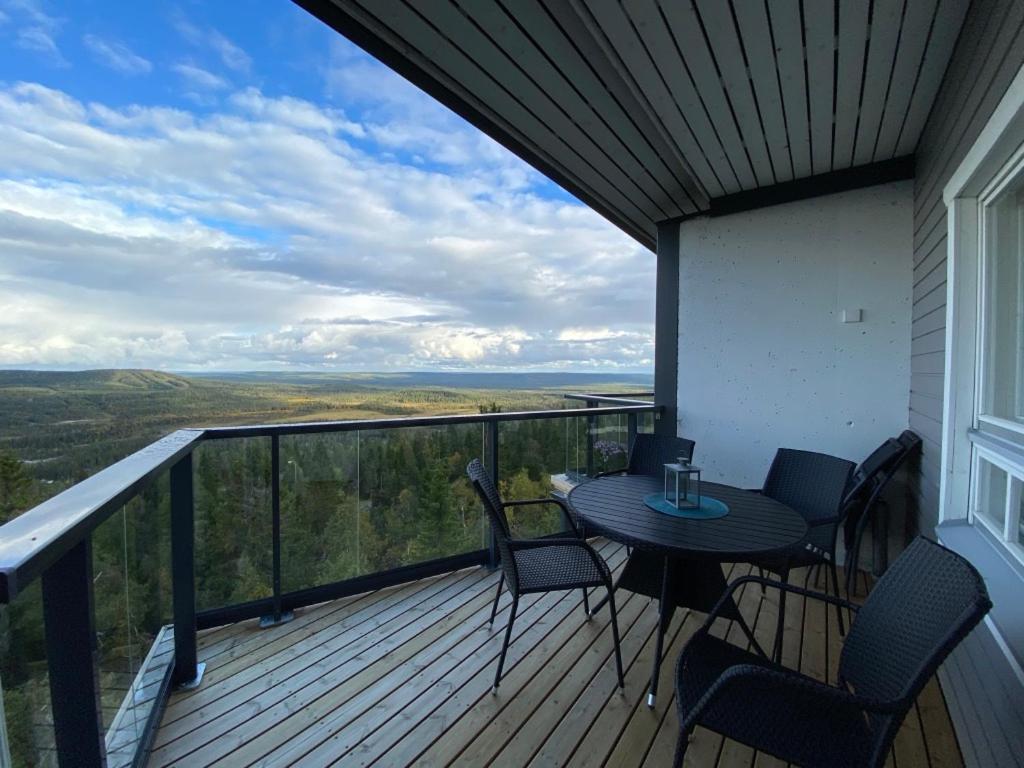 a patio with a table and chairs on a balcony at Tunturi Panorama Iso-Syöte in Syöte
