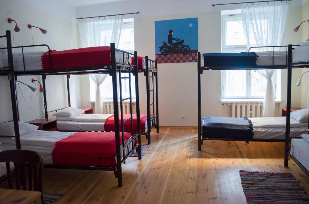Red Nose Hostel with Self-Check In tesisinde bir ranza yatağı veya ranza yatakları