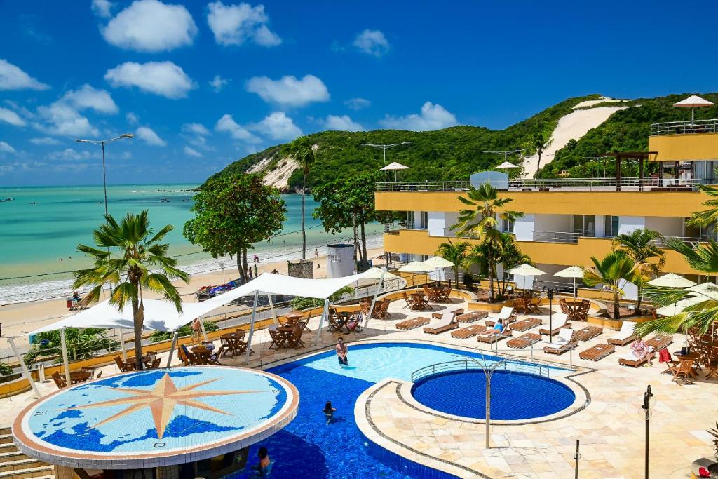 um resort com piscina e praia em Aquaria Natal Hotel em Natal