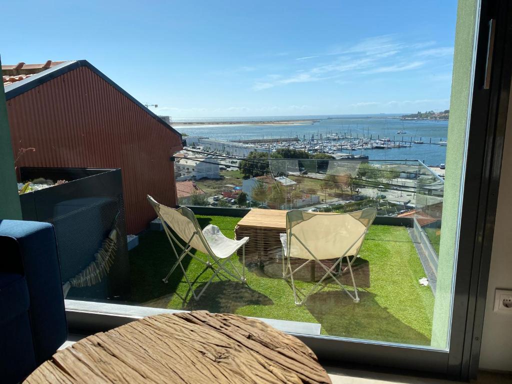 Cette chambre dispose d'une fenêtre offrant une vue sur le port. dans l'établissement Douro Marina Studios, à Vila Nova de Gaia