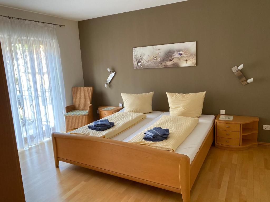 Postel nebo postele na pokoji v ubytování Ferienwohnung Kunstmeile