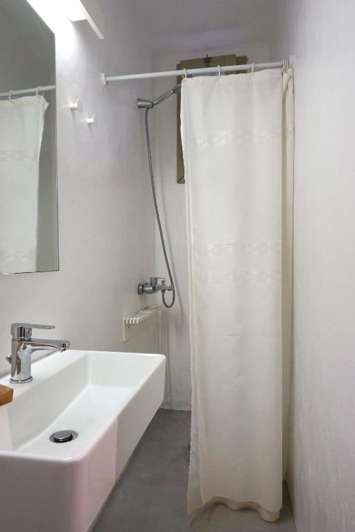 Koupelna v ubytování Ghermaniko Guesthouse