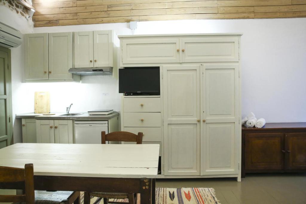 Kuchyň nebo kuchyňský kout v ubytování Ghermaniko Guesthouse