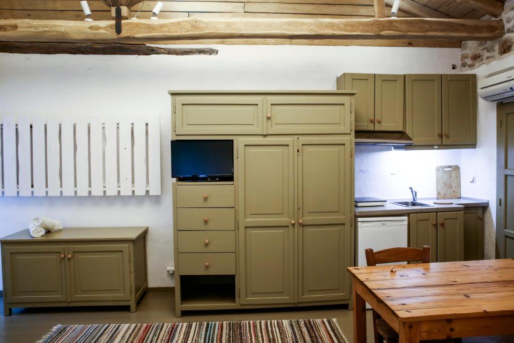 Kuchyň nebo kuchyňský kout v ubytování Ghermaniko Guesthouse