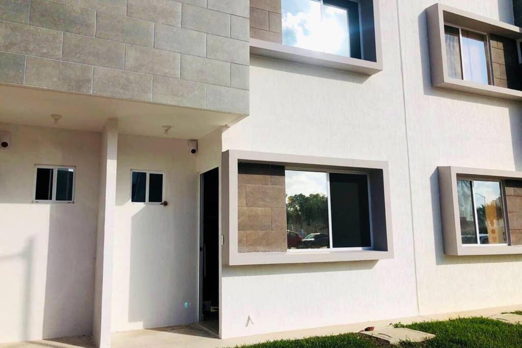 un edificio con ventanas laterales en El hogar que deseas para vacacionar!!!! en Cancún