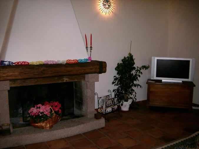 TV a/nebo společenská místnost v ubytování Agriturismo nuraghe Putzu Canu
