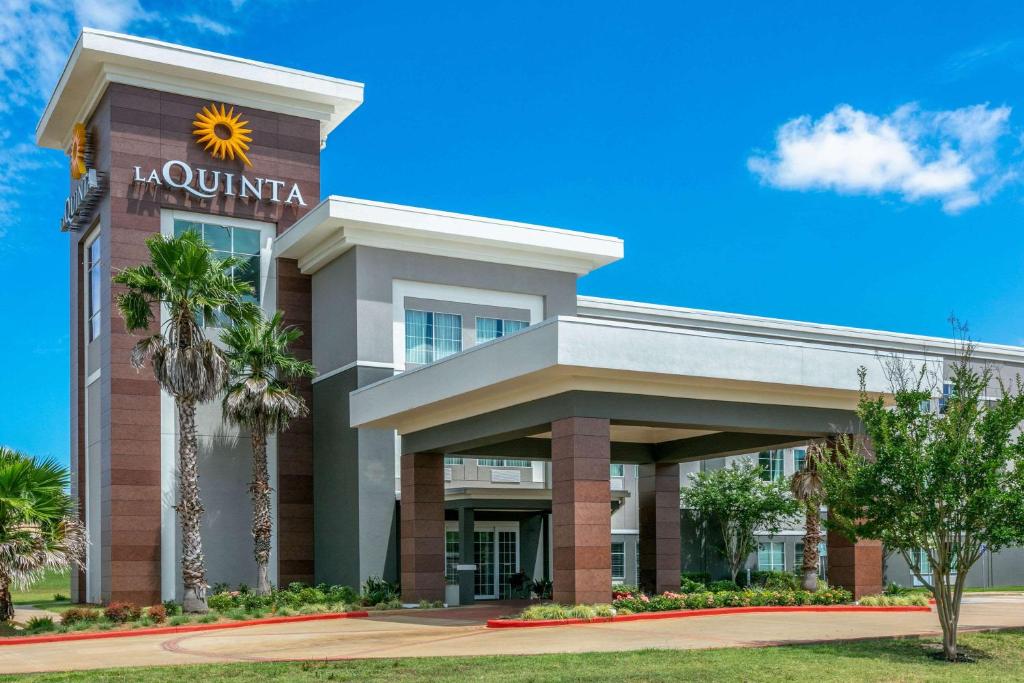 une représentation de l'avant d'un hôtel dans l'établissement La Quinta by Wyndham Jacksonville, Texas, à Jacksonville