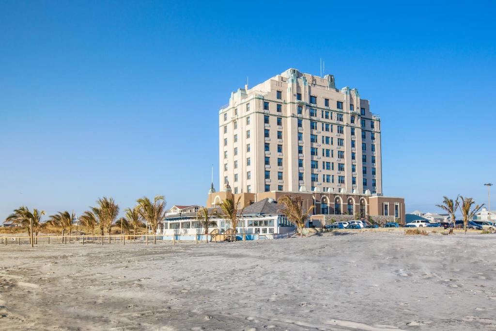 un gran edificio blanco en la playa con palmeras en Legacy Vacation Resorts - Brigantine Beach, en Brigantine