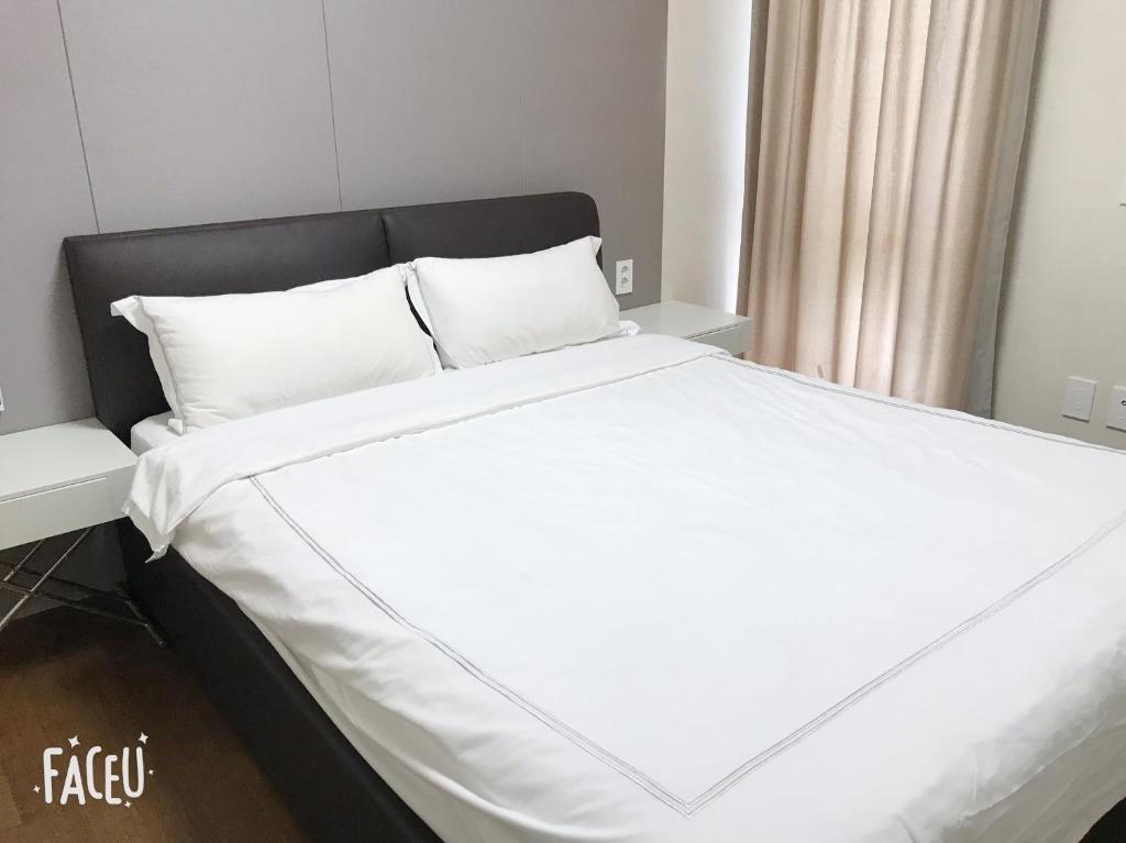 Postel nebo postele na pokoji v ubytování Ocean Star Condominium