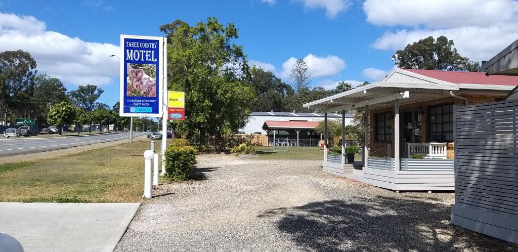 ターリーにあるTaree Country Motelの建物前のモーテルサイン