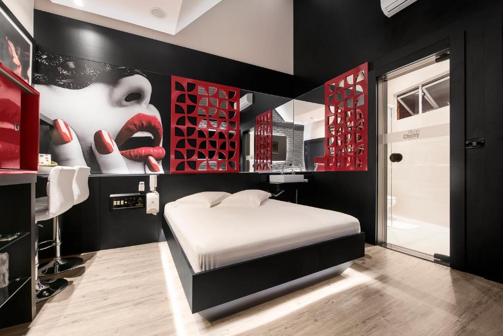 Postel nebo postele na pokoji v ubytování Monn Cherry Motel