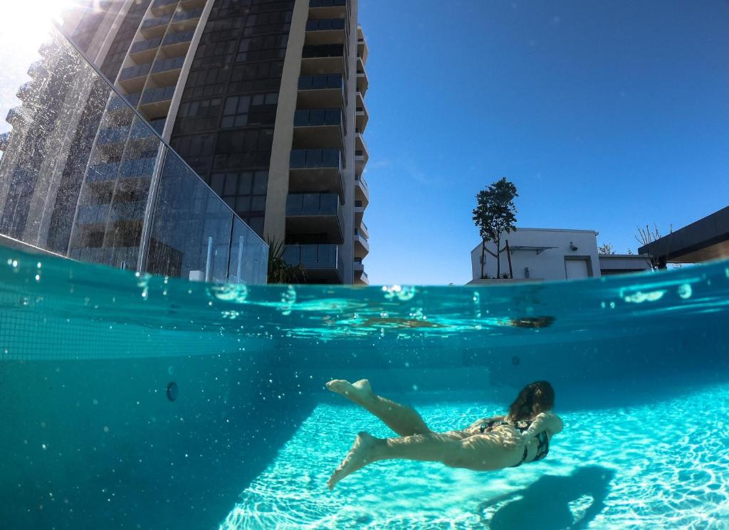Bazén v ubytování Iconic Kirra Beach Resort nebo v jeho okolí