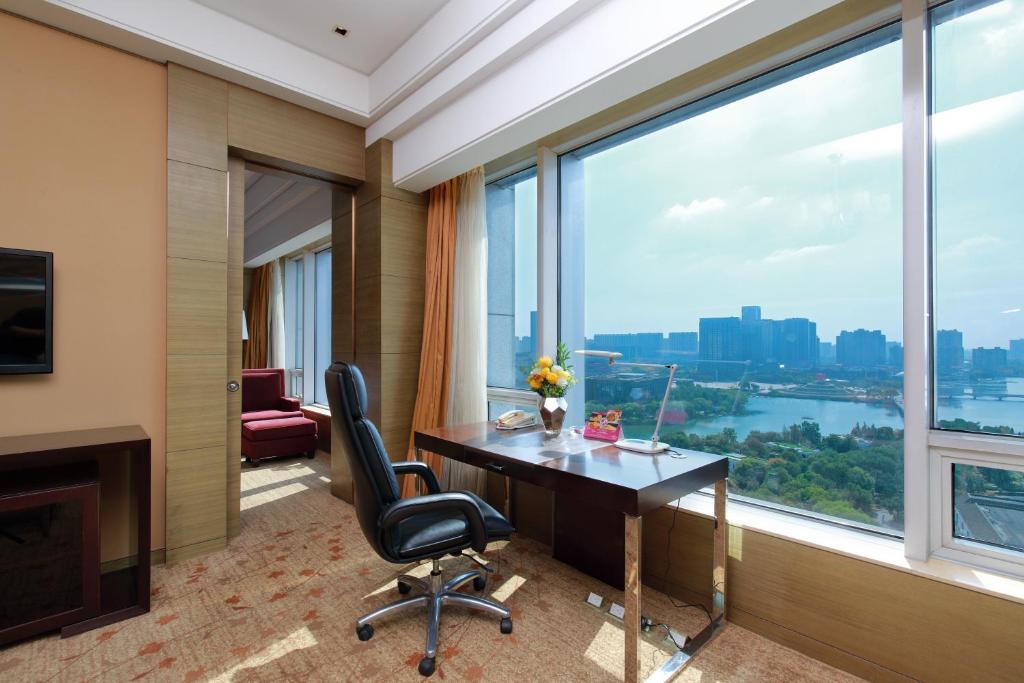 Crowne Plaza Nanjing Jiangning by IHG - 1 King Suite-lake-uitzicht Met één Slaapkamer
