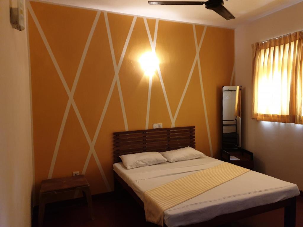Postel nebo postele na pokoji v ubytování Shiva Rest Katharagama
