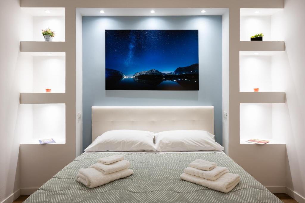 sypialnia z 2 białymi ręcznikami na łóżku w obiekcie GUEST HOUSE PIANA DEGLI ALBANESI w mieście Piana degli Albanesi