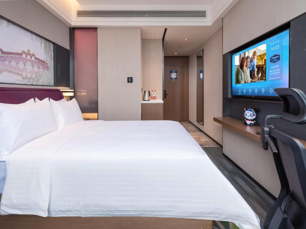 TV a/nebo společenská místnost v ubytování Hampton by Hilton Qinhuangdao Jinmeng Bay